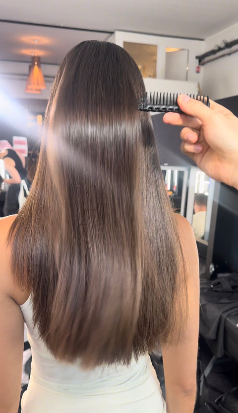 Avant/après en vidéo : application d’un spray capillaire professionnel sur cheveux ternes, suivie du coiffage. Le résultat montre des cheveux hydratés, brillants, souples et disciplinés.